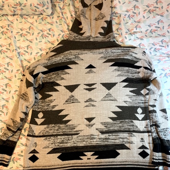 AE geometric hooded pullover - Picture 2 of 5
